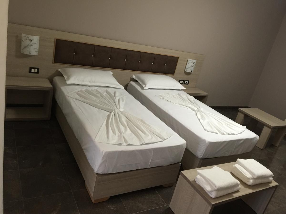 Herges Hotel Durrës Eksteriør bilde