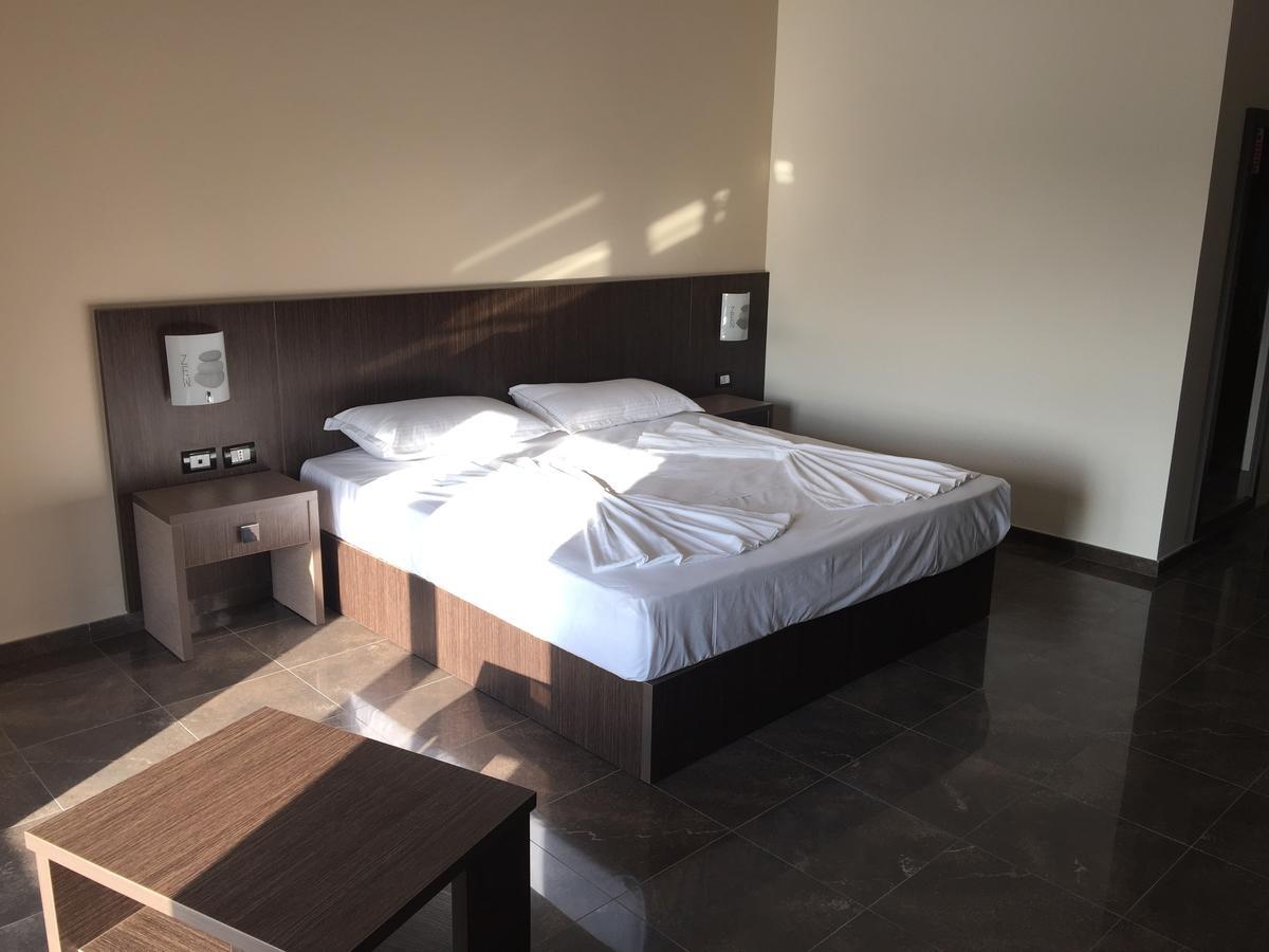 Herges Hotel Durrës Eksteriør bilde