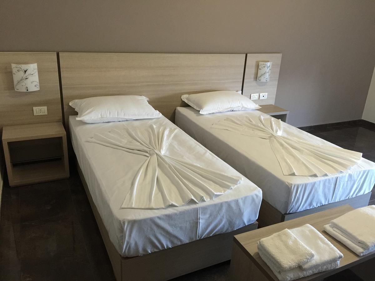 Herges Hotel Durrës Eksteriør bilde